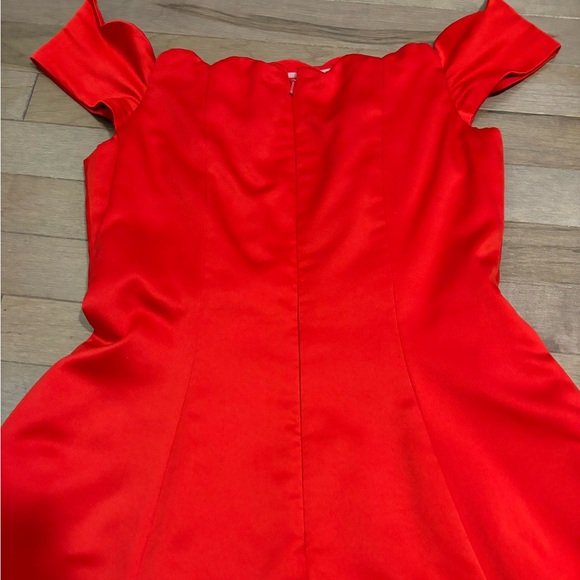 Badgley Mischka Red Scallop Off the Shoulder Dress size 4 - Picture 6 of 9